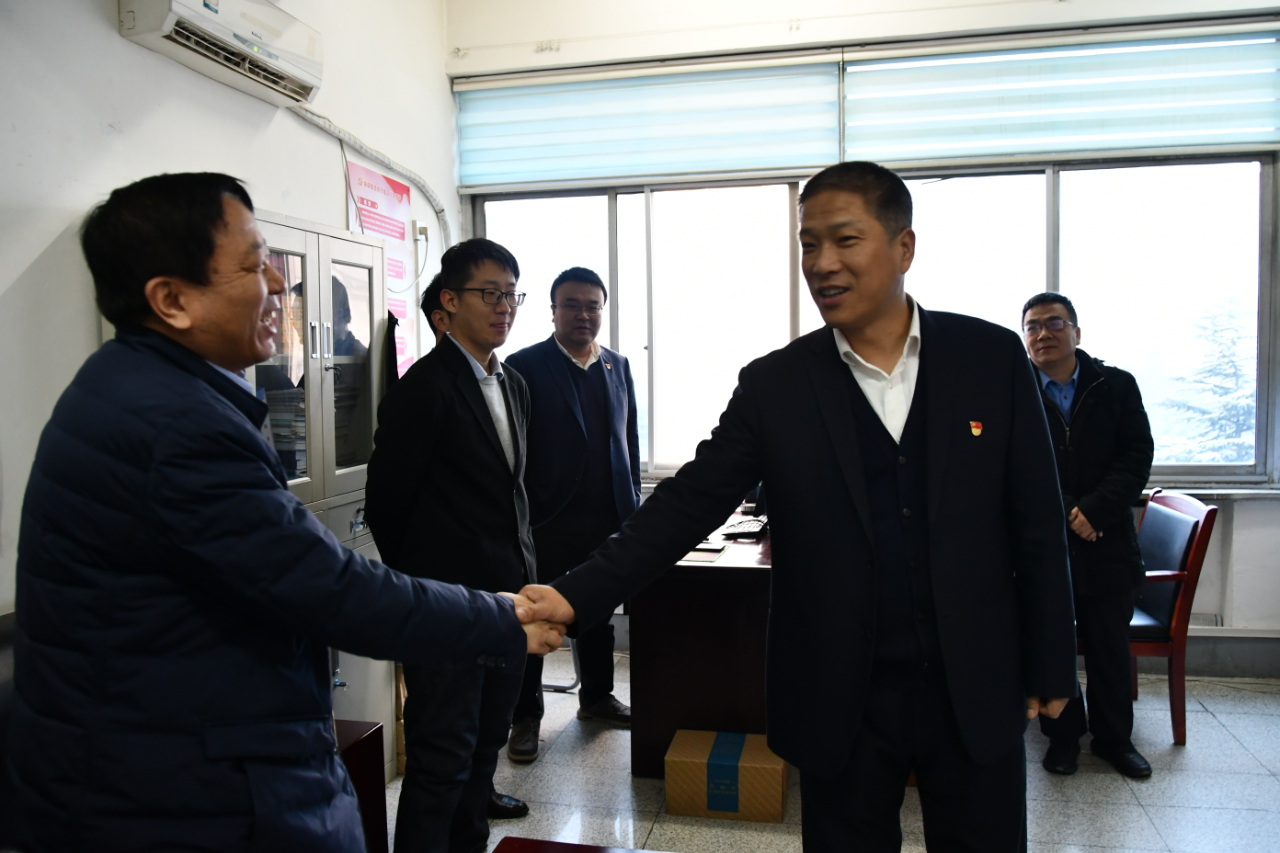 咬定目標不放松 收假收心啟新程——龍鋼集團領導班子慰問機關職工