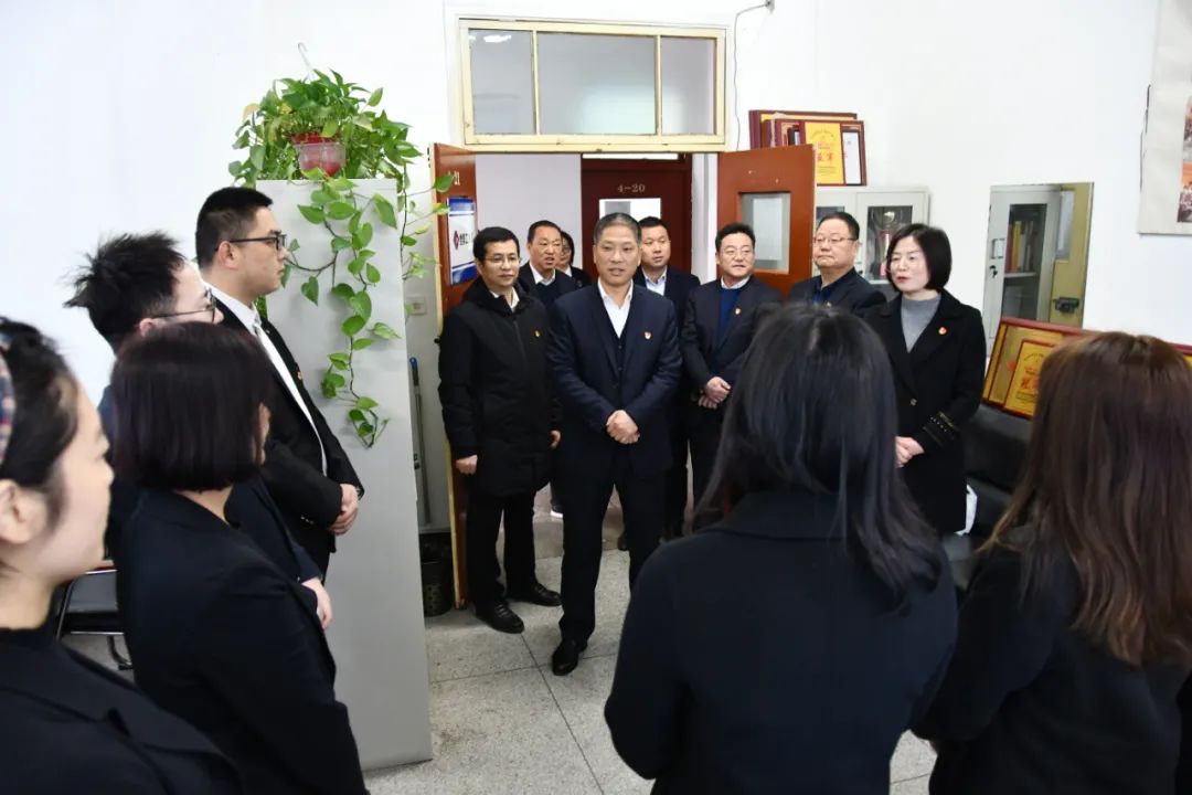 咬定目標不放松 收假收心啟新程——龍鋼集團領導班子慰問機關職工