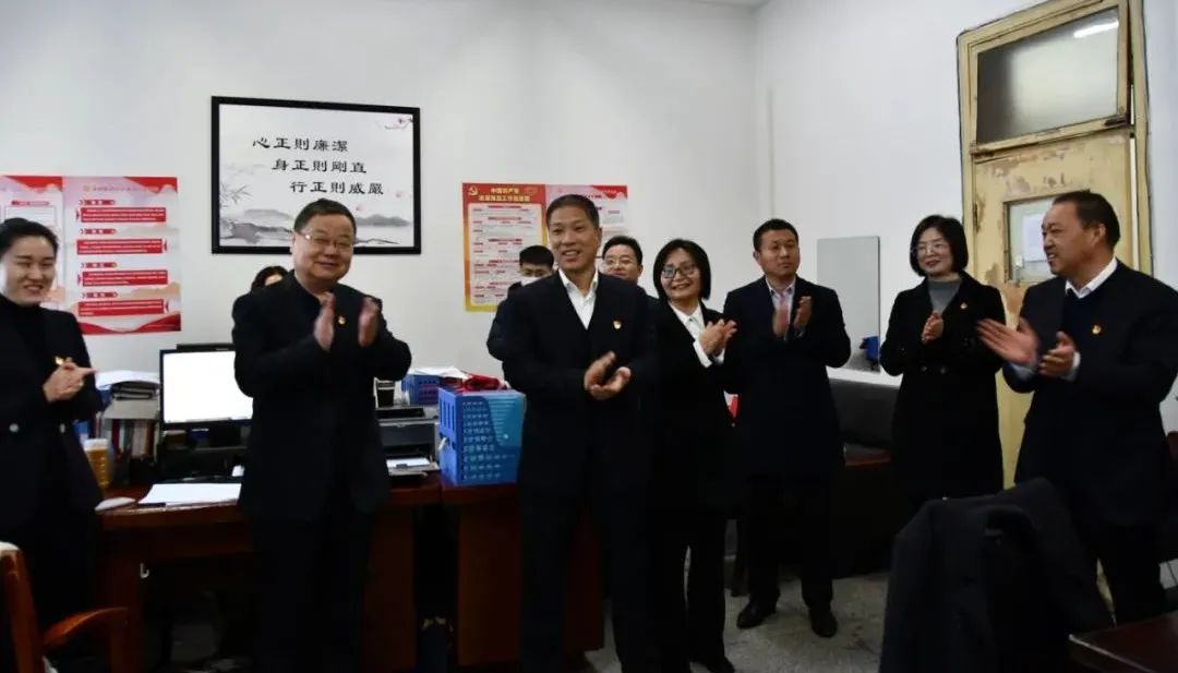 咬定目標不放松 收假收心啟新程——龍鋼集團領導班子慰問機關職工