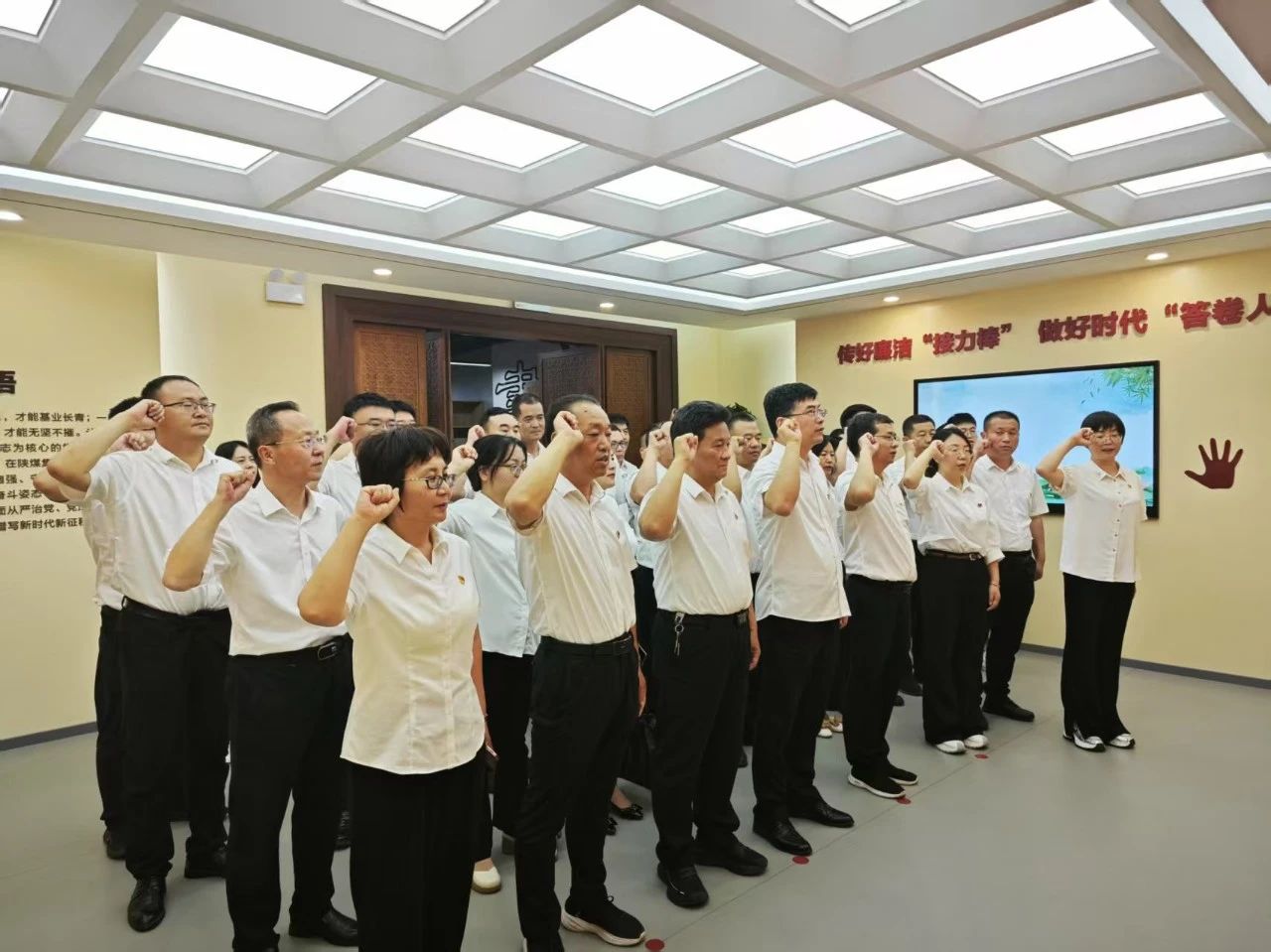 高溫熔爐煉精鋼 警示教育鑄廉心—龍鋼集團2025年警示教育活動側記