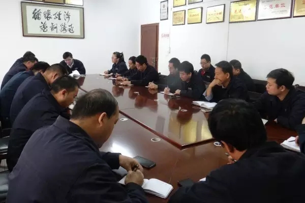 龍鋼集團各單位認真傳達學習兩級黨代會會議精神