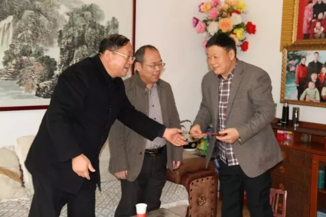 龍鋼集團公司黨政工領導到韓城片區看望慰問離退休老干部