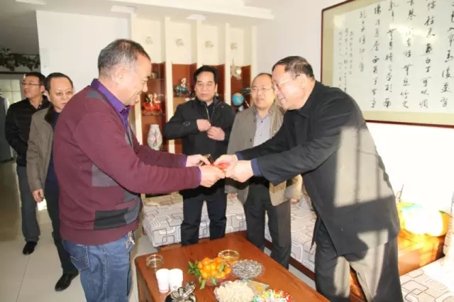 龍鋼集團公司黨政工領導到韓城片區看望慰問離退休老干部