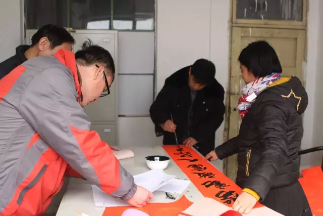 龍鋼集團開展“迎新春 送春聯”活動