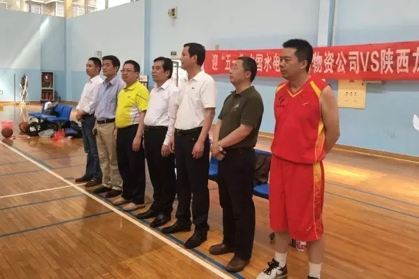 以球會友 強(qiáng)化合作 ——龍鋼集團(tuán)公司與陜西省水電工程物資公司舉行籃球友誼賽