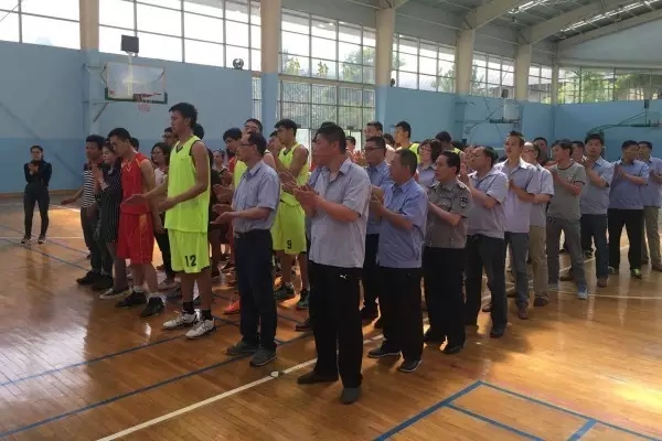 以球會友 強(qiáng)化合作 ——龍鋼集團(tuán)公司與陜西省水電工程物資公司舉行籃球友誼賽