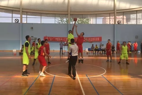 以球會友 強(qiáng)化合作 ——龍鋼集團(tuán)公司與陜西省水電工程物資公司舉行籃球友誼賽