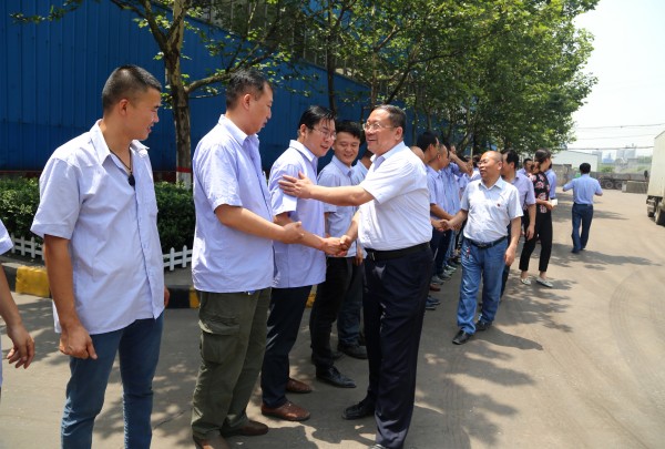 龍鋼集團黨政工領導到韓城片區慰問“送清涼”