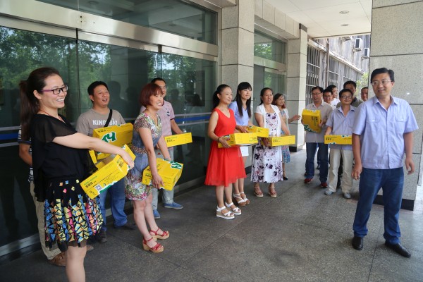 龍鋼集團黨政工領導到韓城片區慰問“送清涼”