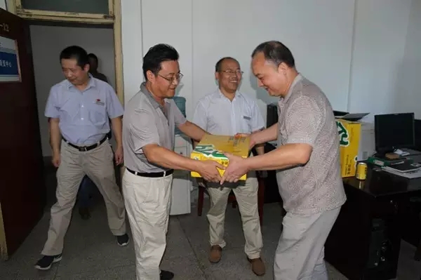 龍鋼集團(tuán)公司領(lǐng)導(dǎo)為廣大職工“送清涼”