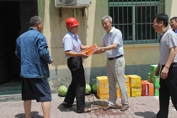 龍鋼集團(tuán)公司領(lǐng)導(dǎo)為廣大職工“送清涼”