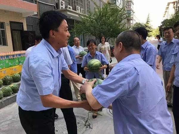 省總工會(huì)副主席丁立虎到龍鋼集團(tuán)慰問送清涼