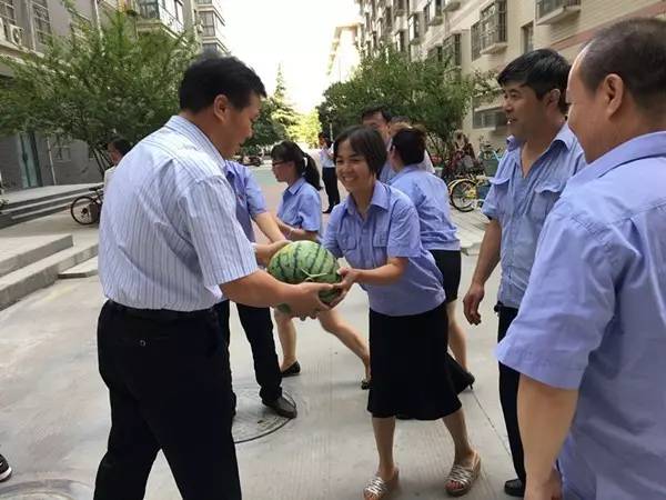 省總工會(huì)副主席丁立虎到龍鋼集團(tuán)慰問送清涼