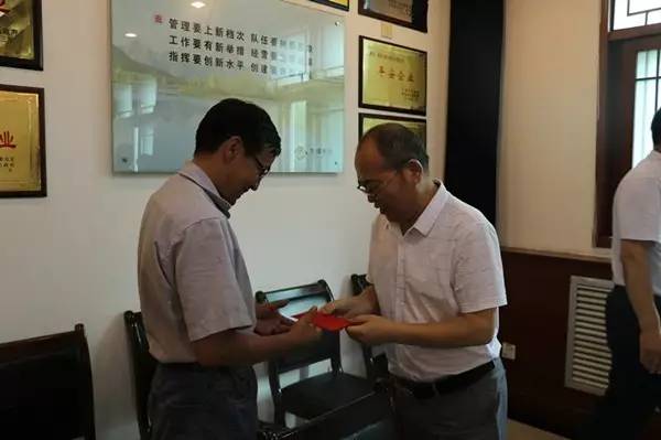 董銀師李武強唐鑫一行到大西溝礦業公司慰問困難黨員及職工