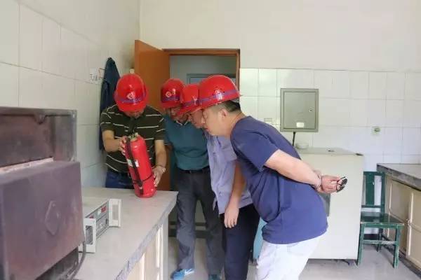 韋武強一行到大西溝礦業公司檢查指導安全生產工作