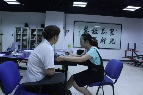 中醫志愿者到禹龍國際酒店開展義診服務活動