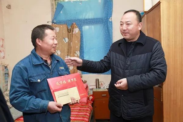 陜鋼集團總經理助理杜東興一行慰問西鋼困難職工