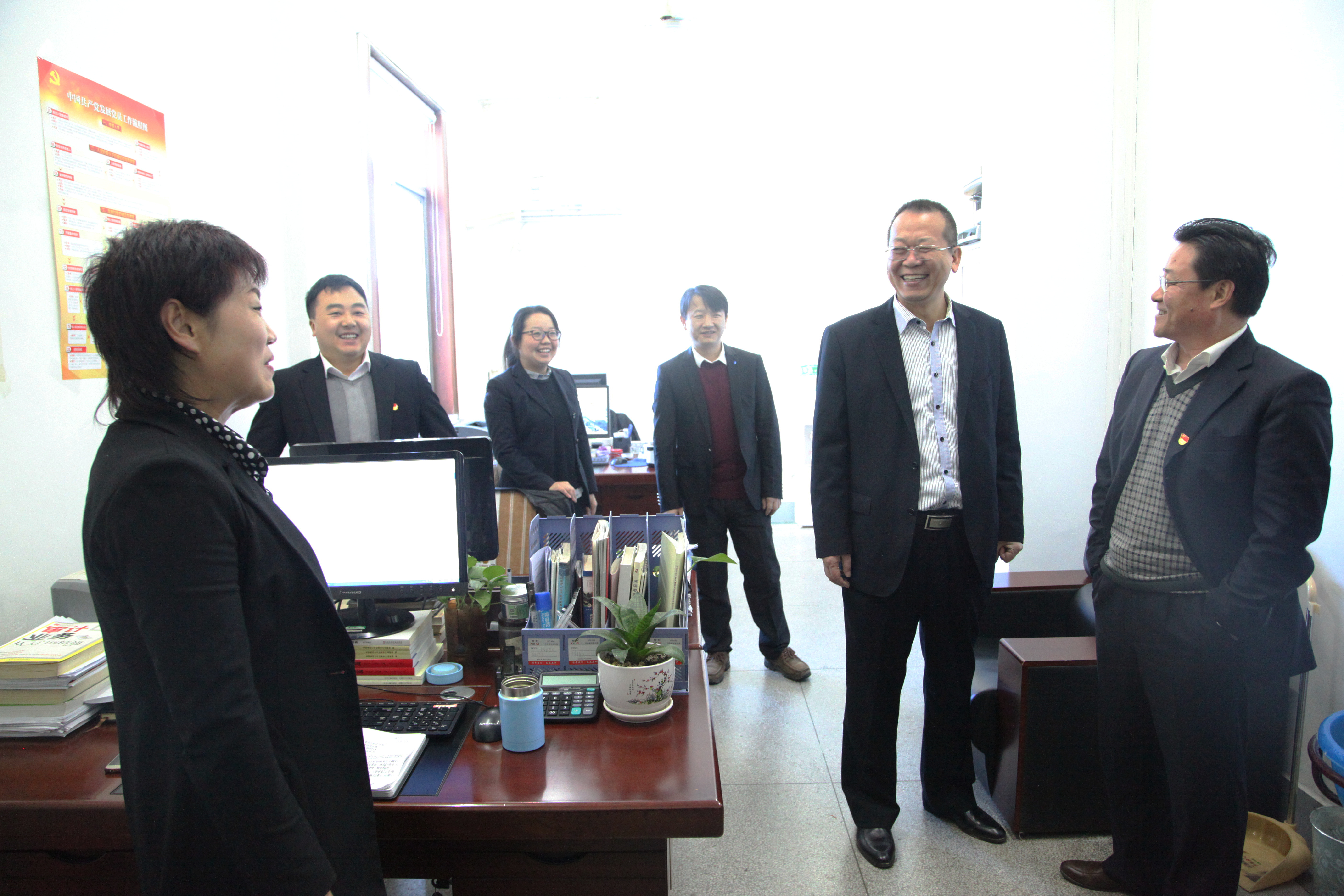 龍鋼集團公司領導班子慰問機關干部職工