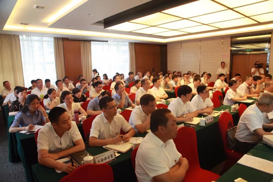 龍鋼集團黨委中心組舉辦企業風險防控專題培訓