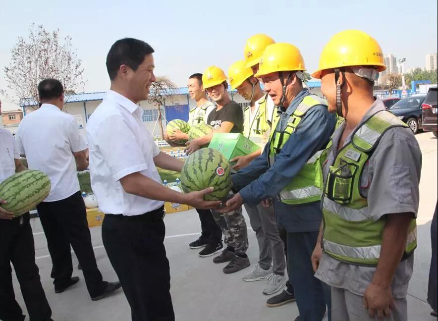 保障商品鋼筋供應 提升產品增值服務——龍鋼集團到中國葛洲壩集團、中鐵二十局集團工地慰問送清涼 保障商品鋼筋供應 提升產品增值服務——龍鋼集團到中國葛洲壩集團、中鐵二十局集團工地慰問送清涼