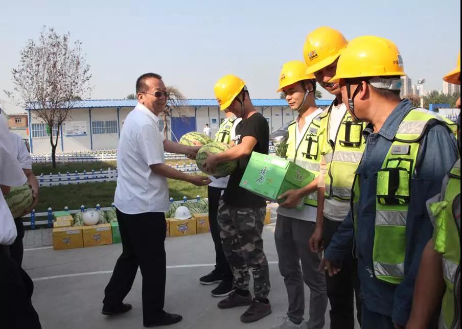 保障商品鋼筋供應 提升產品增值服務——龍鋼集團到中國葛洲壩集團、中鐵二十局集團工地慰問送清涼 保障商品鋼筋供應 提升產品增值服務——龍鋼集團到中國葛洲壩集團、中鐵二十局集團工地慰問送清涼