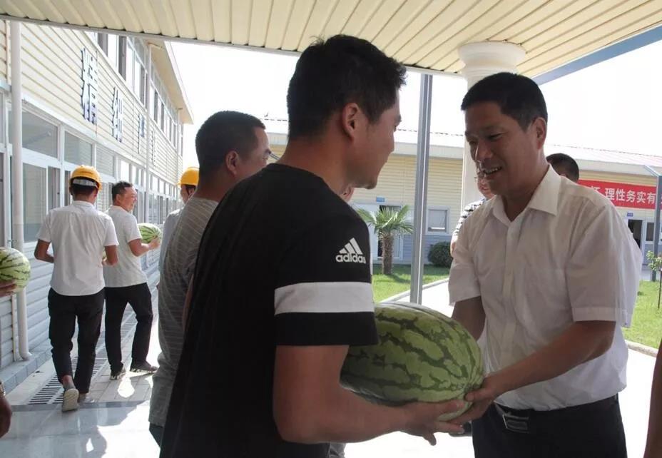 保障商品鋼筋供應 提升產品增值服務——龍鋼集團到中國葛洲壩集團、中鐵二十局集團工地慰問送清涼 保障商品鋼筋供應 提升產品增值服務——龍鋼集團到中國葛洲壩集團、中鐵二十局集團工地慰問送清涼
