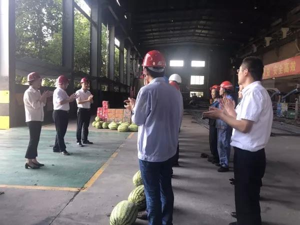 龍鋼集團領(lǐng)導(dǎo)到鋼加公司生產(chǎn)車間慰問送清涼 龍鋼集團領(lǐng)導(dǎo)到鋼加公司生產(chǎn)車間慰問送清涼