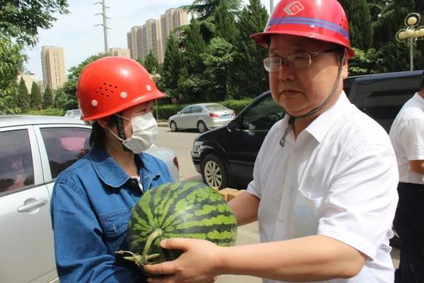 陳輝慰問西鋼紅光物流公司網籠加工車間員工