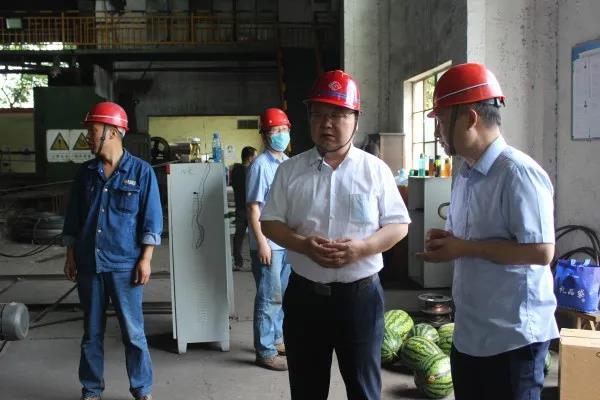 陳輝慰問西鋼紅光物流公司網籠加工車間員工