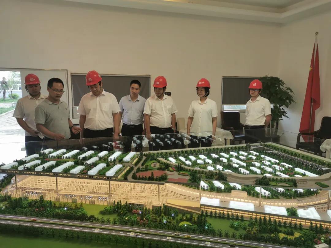 鄂陜攜手共促三秦建設 國家脊梁展現企業擔當——龍鋼集團獲贈錦旗 鄂陜攜手共促三秦建設 國家脊梁展現企業擔當——龍鋼集團獲贈錦旗