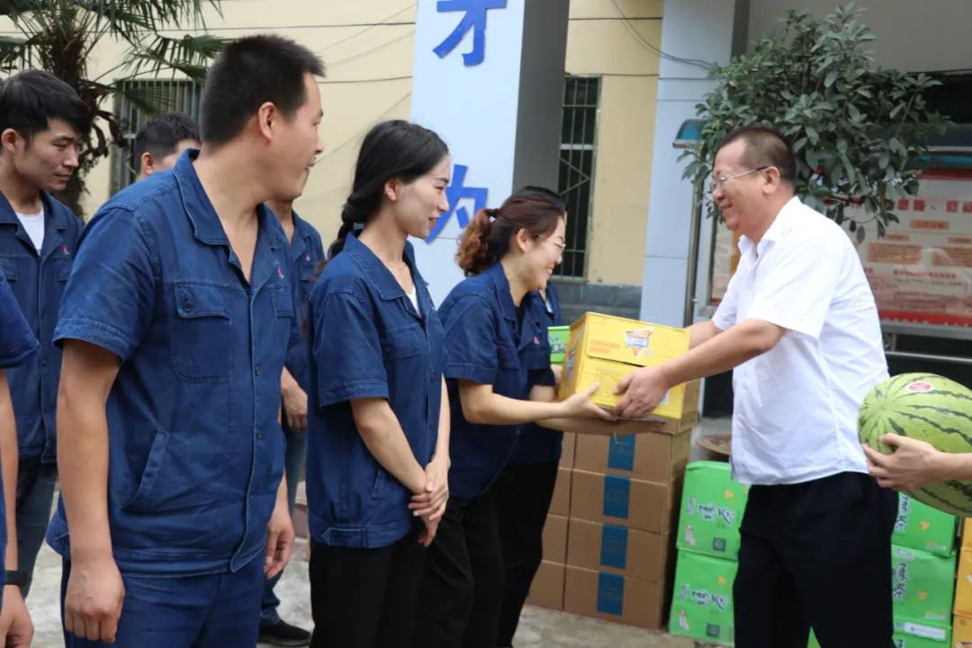 炎炎夏日送清涼 情系一線沁人心 ——唐鑫到大西溝礦業公司慰問“送清涼”