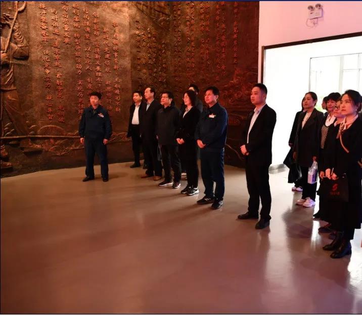 對(duì)標(biāo)交流學(xué)先進(jìn) 開(kāi)拓工作新思路——龍鋼集團(tuán)黨群系統(tǒng)開(kāi)展對(duì)標(biāo)學(xué)習(xí)